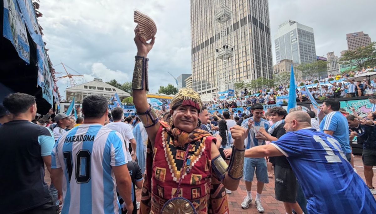 SU CULTURA. Con un traje inspirado en el Imperio Inca, el peruano se convirtió en uno de los personajes más llamativos del banderazo argentino en Atlanta.