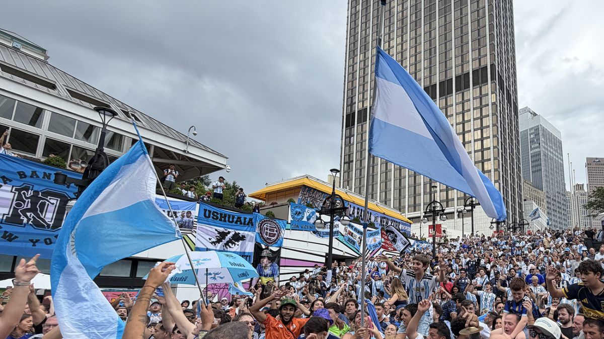 EN ATLANTA. Miles de hinchas argentinos coparon las calles de Atlanta durante el séptimo banderazo de la Selección en este Mundial.