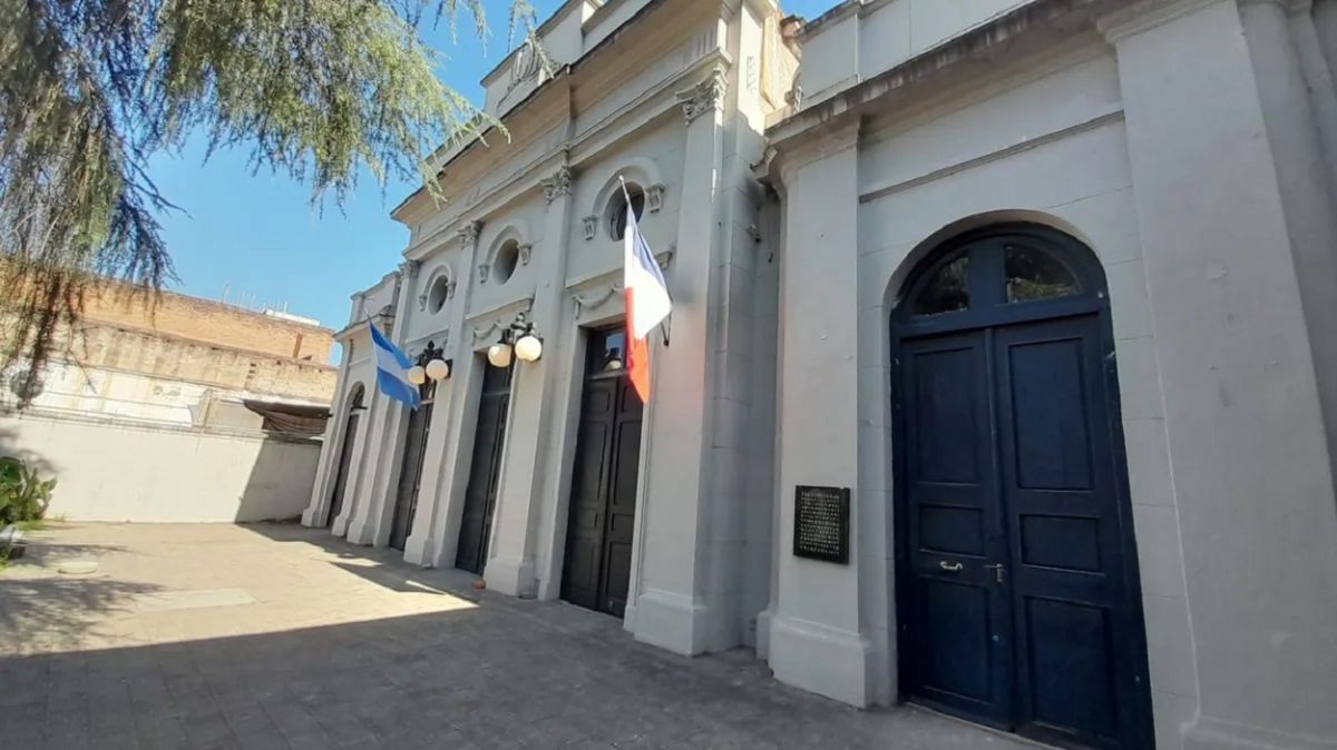 FACHADA. El elegante frente de la Sociedad Francesa de Tucumán.