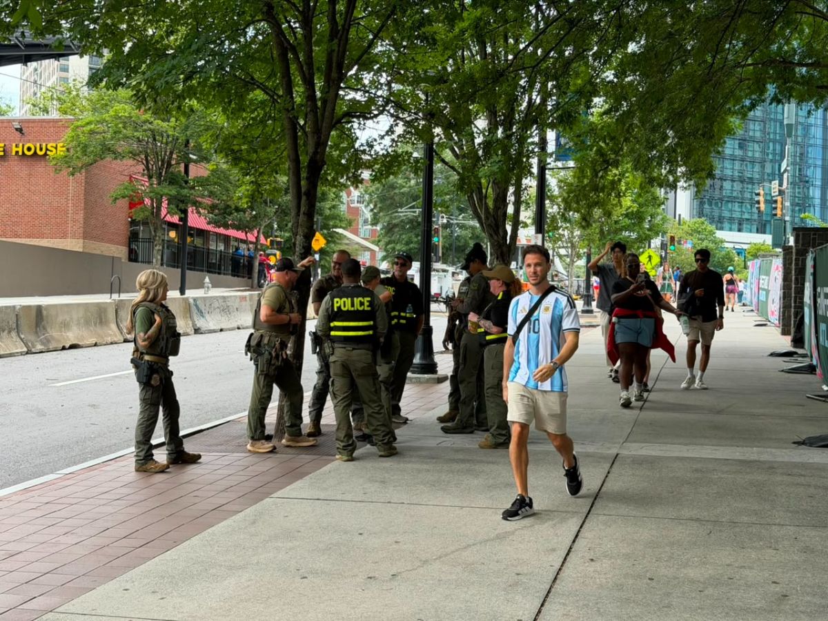 LOS POLICIAS. El operativo de seguridad comenzó a reforzarse desde la víspera del partido con presencia policial en los principales puntos del centro de Atlanta.