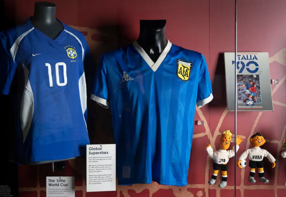 El misterio de la azul del 86: ¿dónde está y cuánto vale hoy la camiseta con la que Maradona le hizo dos goles a Inglaterra?