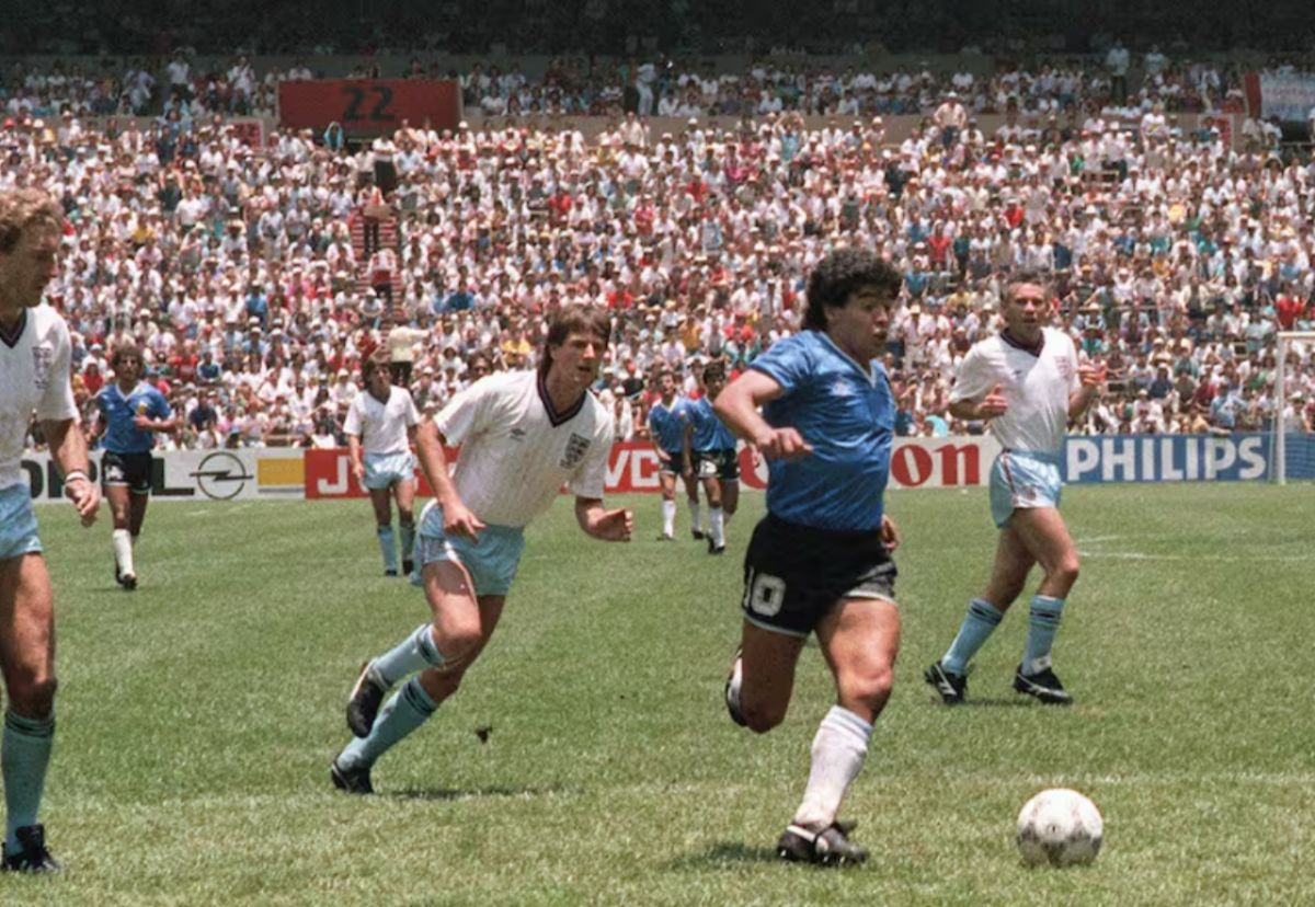 El misterio de la azul del 86: ¿dónde está y cuánto vale hoy la camiseta con la que Maradona le hizo dos goles a Inglaterra?