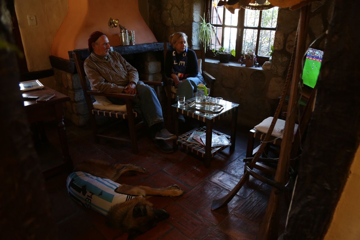 NO PUDO SER. Juan y Fabienne observan en la televisión del living de su posada la derrota de Francia frente a España.