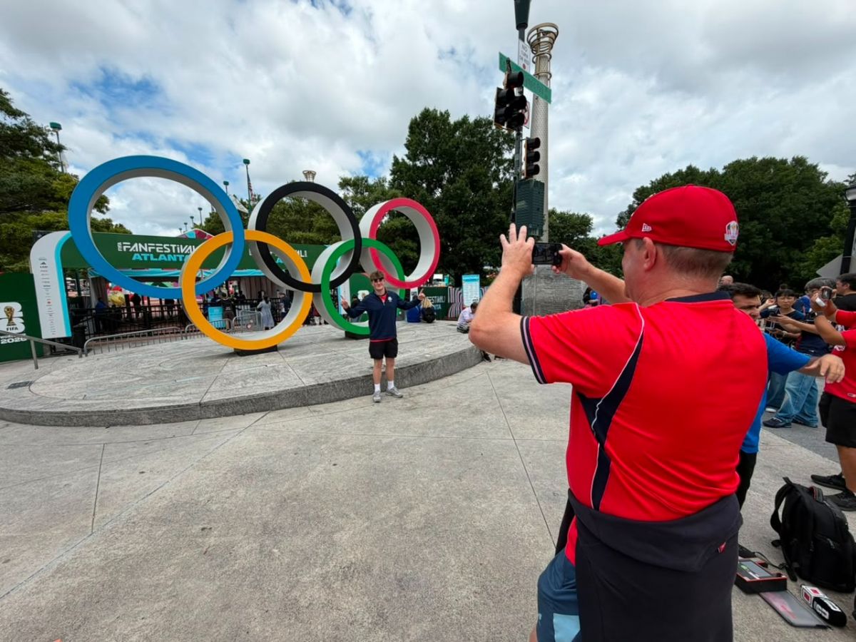 PARADA ESPECIAL. Los aros olímpicos del Centennial Olympic Park se convirtieron en una parada obligada para los hinchas argentinos en la previa de la semifinal.