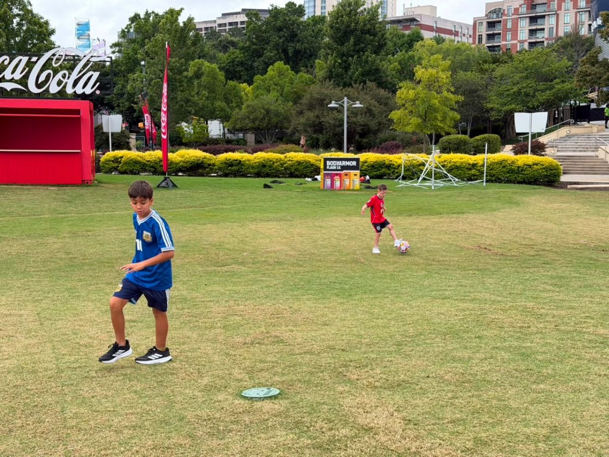 PICADO INTERNACIONAL. Mientras los adultos hablan de la semifinal, los más chicos juegan juntos al fútbol en el Parque Olímpico del Centenario.