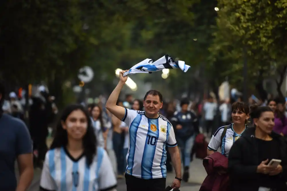 Hinchas celebrando en Plaza Independencia