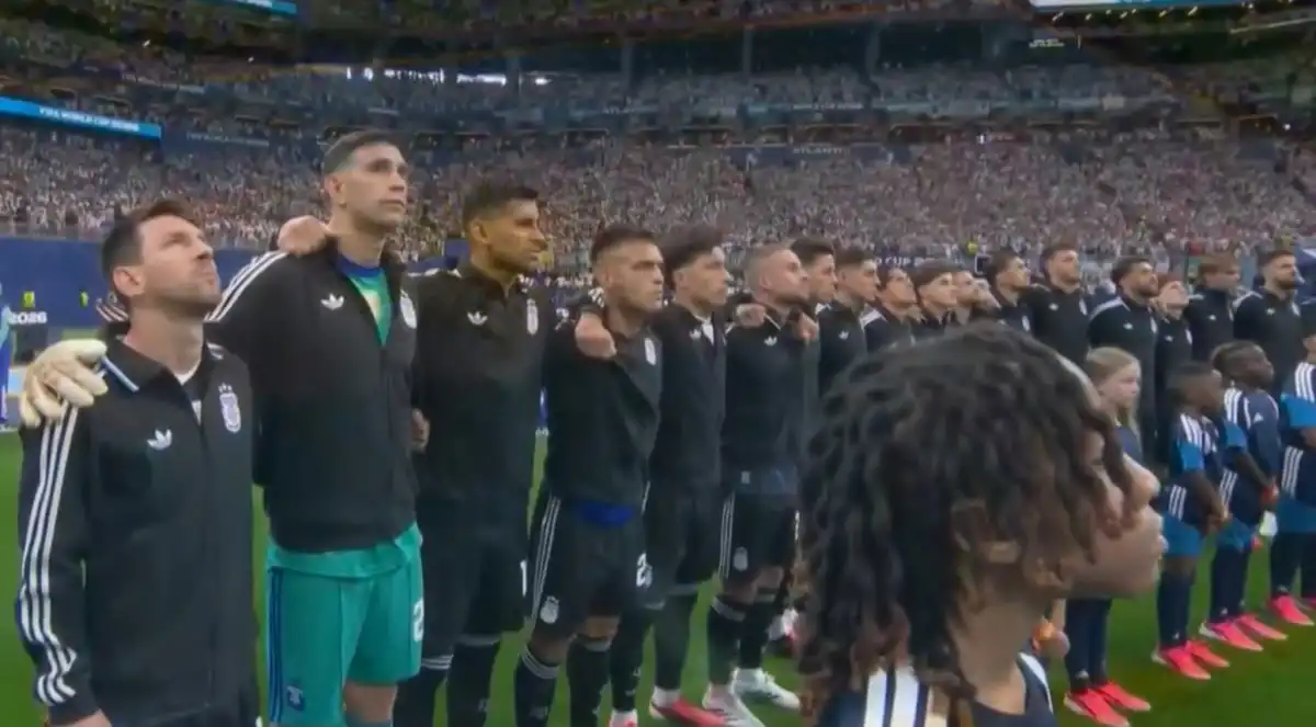 La piel de gallina: así cantaron los jugadores el himno nacional