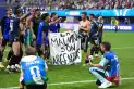 Los medios ingleses estallaron tras la bandera de Las Malvinas son Argentinas en los festejos de la Selección
