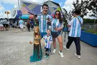 LA GACETA, en Atlanta: dos tucumanos llegaron con sus marionetas y sueñan con entrar al partido de Argentina-Inglaterra