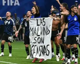 ¿Se juega en los escritorios? Inglaterra denunciará a la Selección ante la FIFA por la bandera de Malvinas en los festejos