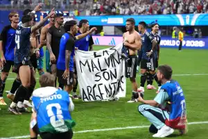 Los medios ingleses estallaron tras la bandera de Las Malvinas son Argentinas en los festejos de la Selección
