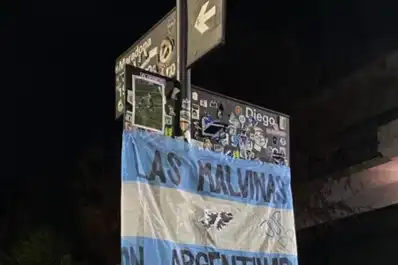 Segurola y Habana: el homenaje a Maradona con una bandera de Malvinas antes de Argentina vs. Inglaterra