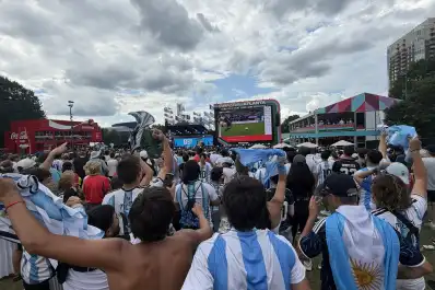 Del “el que no salta es un inglés” al silencio y algunas piñas: así se vivió una semifinal cargada de tensión en el Fan Fest de Atlanta