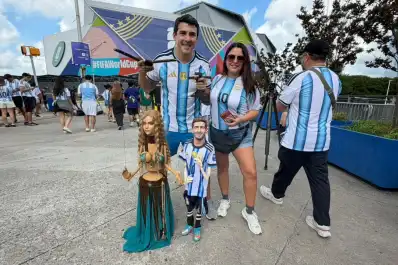 LA GACETA, en Atlanta: dos tucumanos llegaron con sus marionetas y sueñan con entrar al partido de Argentina-Inglaterra