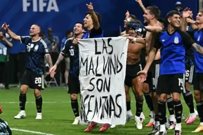 ¿Se juega en los escritorios? Inglaterra denunciará a la Selección ante la FIFA por la bandera de Malvinas en los festejos