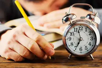¿Por qué algunas personas siempre llegan tarde? Esto revela la psicología sobre ese hábito