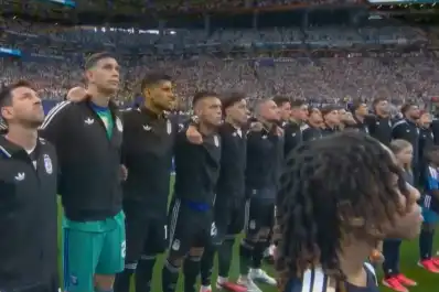 La piel de gallina: así cantaron los jugadores el himno nacional