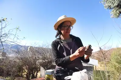 Las manos detrás de las cholitas: una artesana de Tafí que convirtió la cerámica en su sustento