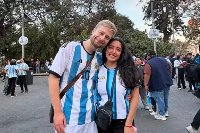 Se conocieron aprendiendo idiomas en internet, se casaron y celebraron el pase de Argentina a la final