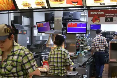 Sueldos de empleados de comida rápida en 2026: cuánto cobra un cajero, cocinero y encargado