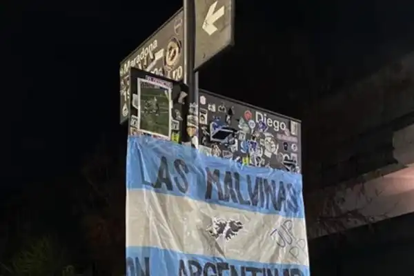 Segurola y Habana: el homenaje a Maradona con una bandera de Malvinas antes de Argentina vs. Inglaterra