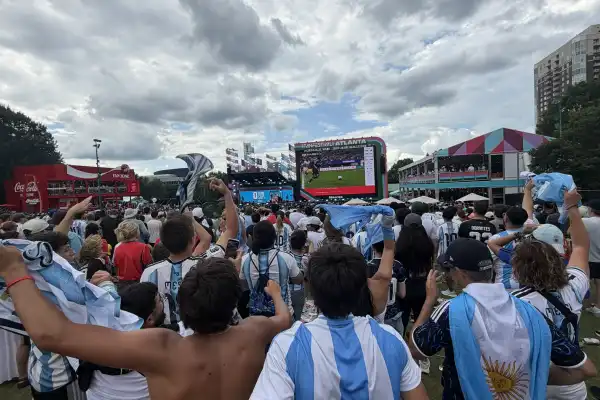 Del “el que no salta es un inglés” al silencio y algunas piñas: así se vivió una semifinal cargada de tensión en el Fan Fest de Atlanta