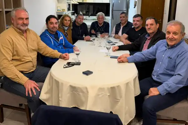 La foto del PJ de Yerba Buena, Acevedo con los ministros y Pinocho en un aserradero