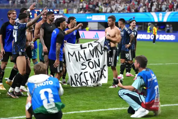 Los medios ingleses estallaron tras la bandera de Las Malvinas son Argentinas en los festejos de la Selección