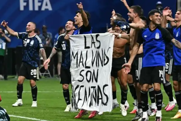 ¿Se juega en los escritorios? Inglaterra denunciará a la Selección ante la FIFA por la bandera de Malvinas en los festejos