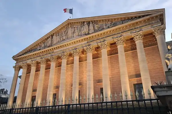 Francia aprobó una polémica ley que establece el derecho a la eutanasia