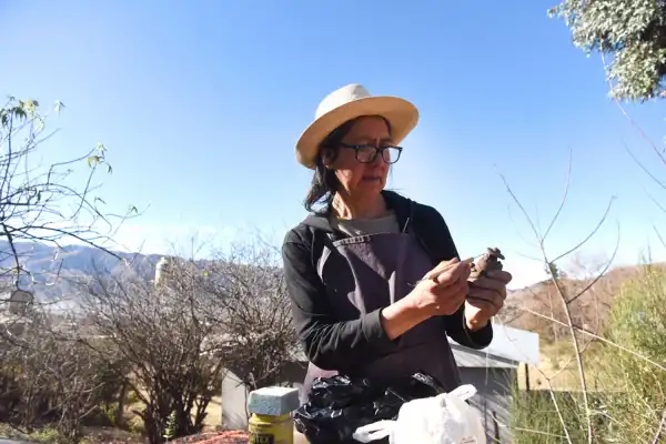 Las manos detrás de las cholitas: una artesana de Tafí que convirtió la cerámica en su sustento