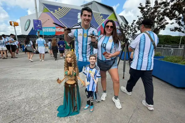 LA GACETA, en Atlanta: dos tucumanos llegaron con sus marionetas y sueñan con entrar al partido de Argentina-Inglaterra