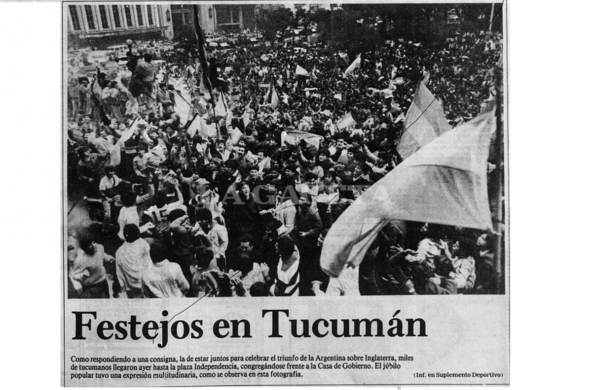 EN TODAS LAS ÉPOCAS. La plaza Independencia lució repleta tras los goles de Maradona.