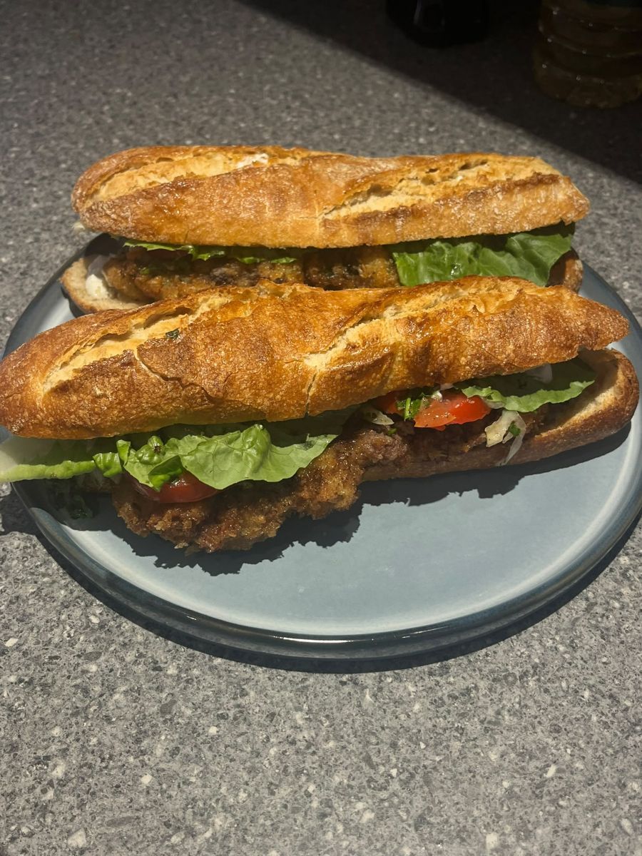 EL MENÚ. El clásico también se vivió con sabor tucumano: no faltaron los sánguches de milanesa.