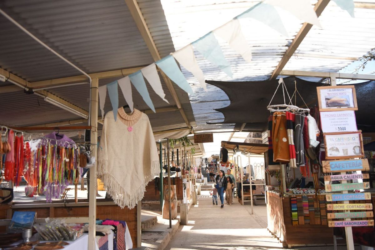 FERIA DE ARTESANOS. Durante el paseo por el centro se pueden recorrer los puestos y encontrar tejidos, cerámicas, recuerdos y otros productos hechos en Tafí del Valle.