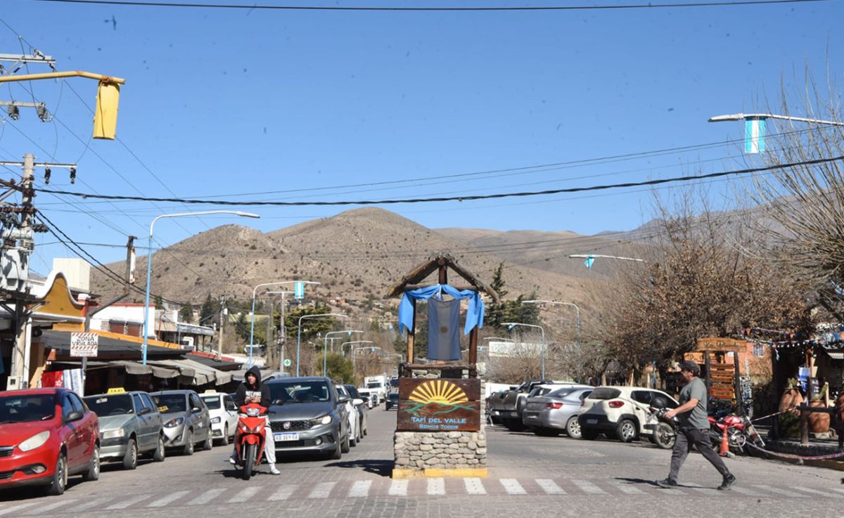 POSTAL. Las calles de Tafí del Valle recibieron a los visitantes con sol y cerca de 20 grados.