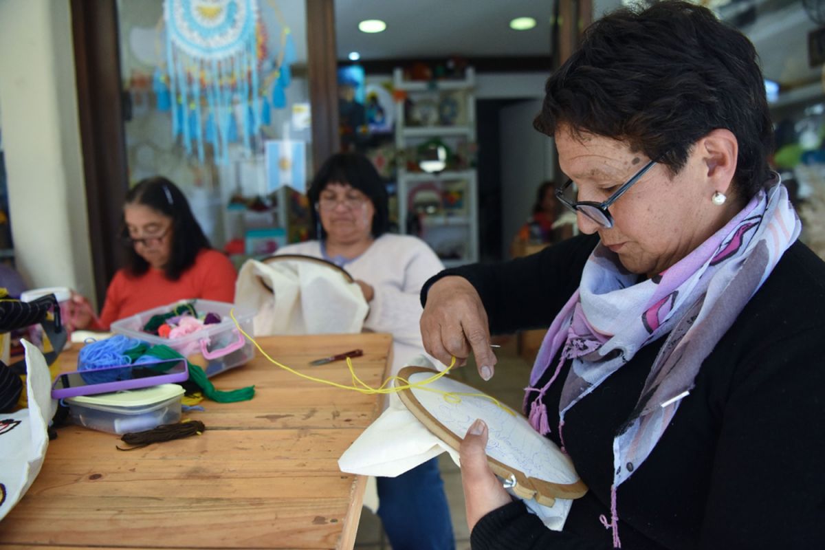 PROYECTO. Ahora el grupo trabaja en un almohadón inspirado en la Argentina.