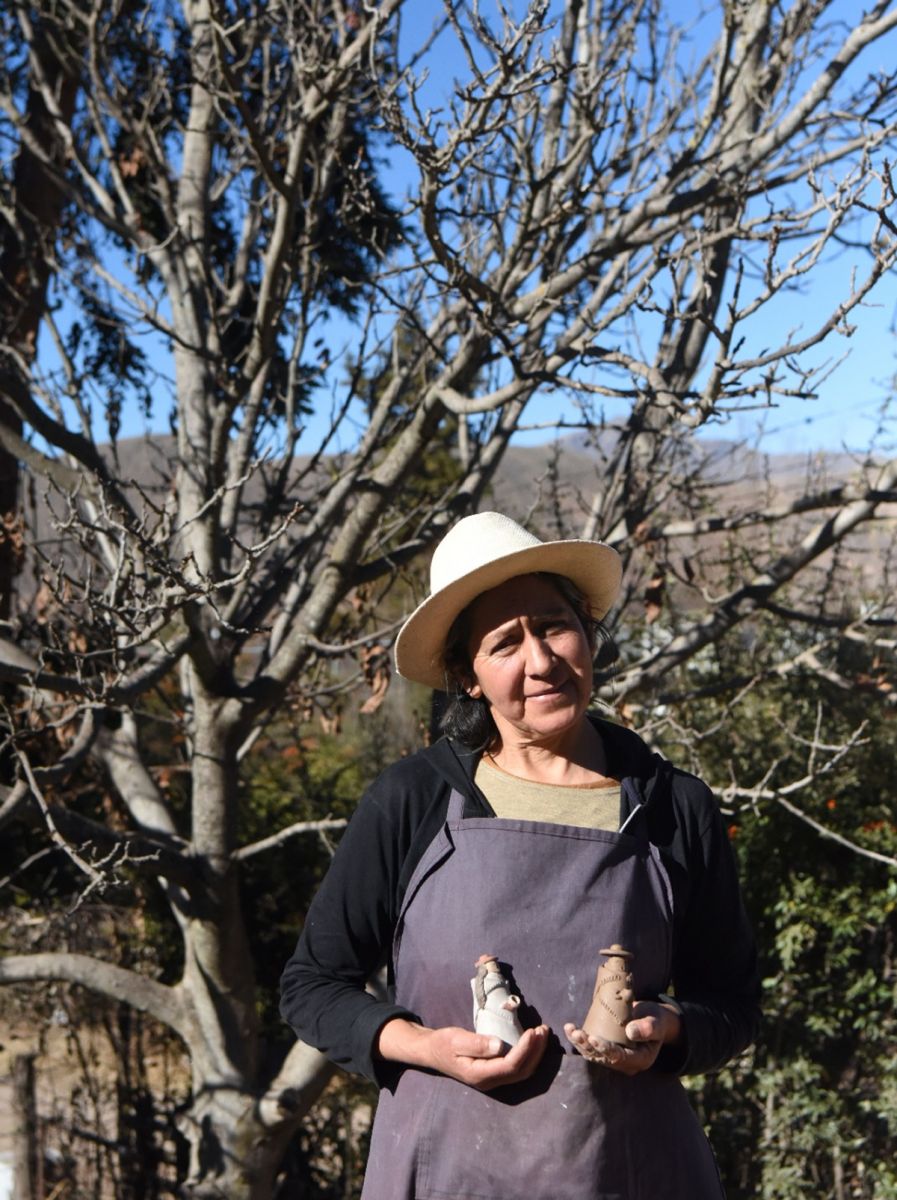 RAMONA LUNA. Sostiene su emprendimiento desde 2000 y hoy combina la venta de piezas con talleres de cerámica.