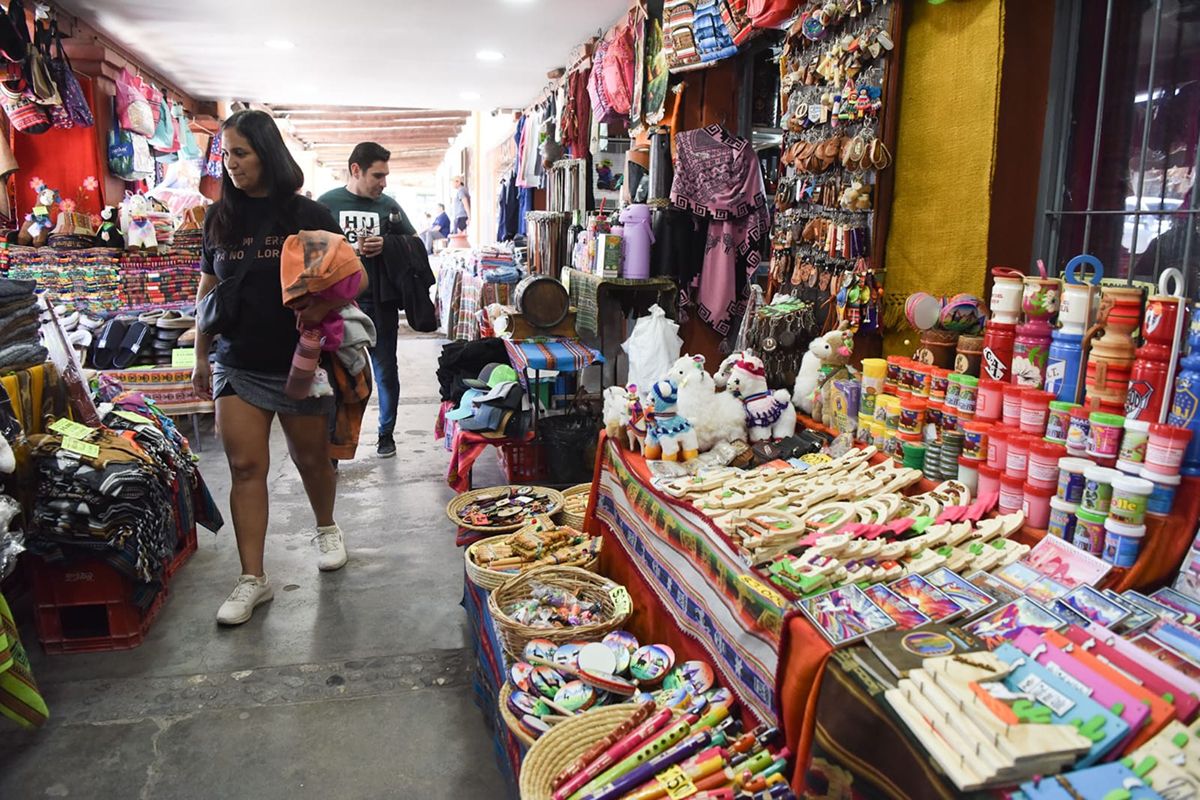 RECUERDOS. Llaveros, portallaves y otros regalos se ofrecían desde $3.000 en los comercios del centro.