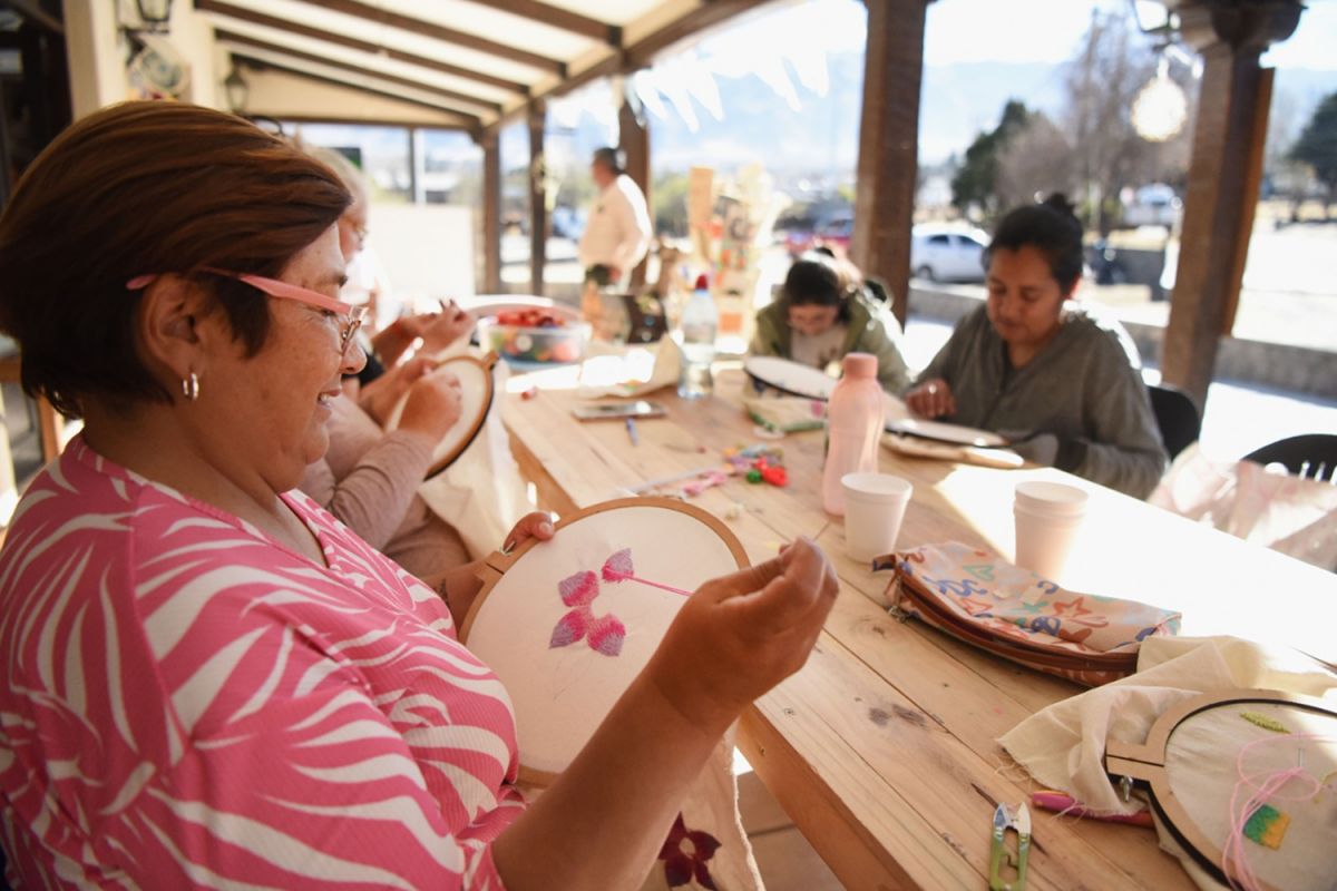 TALLER. Las mujeres se reúnen cada martes para compartir, crear nuevas piezas y convertir el bordado en una posible salida laboral.