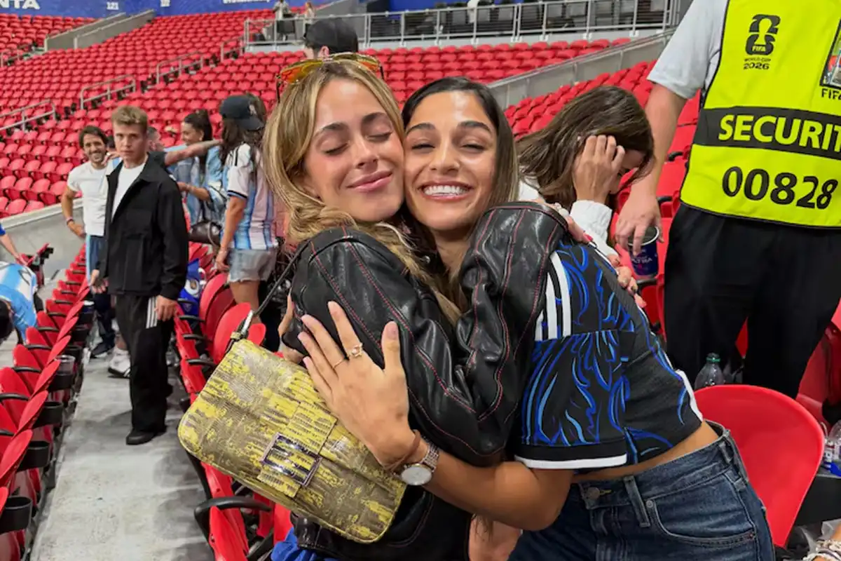 El look de Tini para apoyar a la selección en Atlanta: ¿cuánto costó el bolso exclusivo que usó?