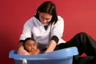 La historia detrás de la foto de Messi bañando a Lamine Yamal: la imagen viral que cobró un nuevo significado antes de la final del Mundial 2026