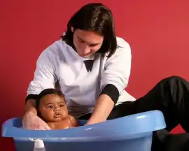 La historia detrás de la foto de Messi bañando a Lamine Yamal