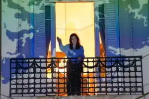 Cristina Kirchner salió a festejar al balcón el pase de la Selección argentina a la final del Mundial