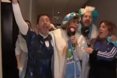 La tremenda caída de Georgina Barbarossa en Telefe mientras festejaba la victoria de Argentina ante Inglaterra