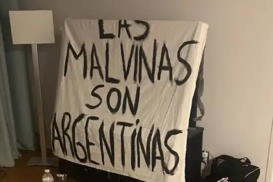 550x367_la-bandera-que-apareci-tras-el-triunfo-de-argentina-1145727-101922.webp