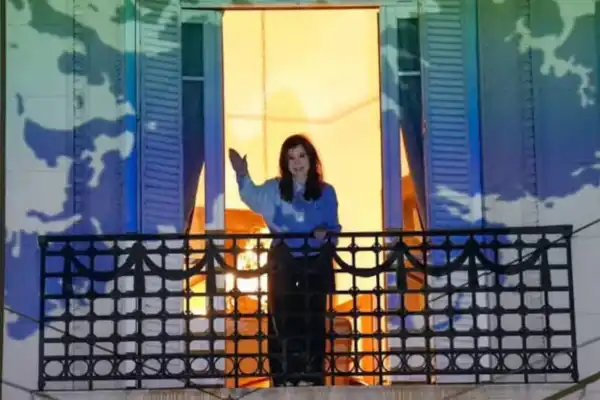 Cristina Kirchner salió a festejar al balcón el pase de la Selección argentina a la final del Mundial