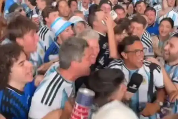 De verdugo de Argentina a hincha inesperado: Schweinsteiger celebró con la gente el pase a la final del Mundial
