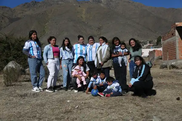 Más allá del Mundial: jóvenes de El Mollar se organizan para no sentirse solos