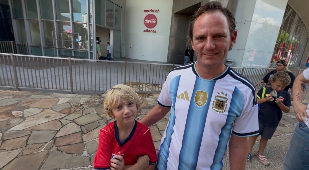 CONTRASTE. Gordon Mainer y su hijo combinaron camisetas de Argentina e Inglaterra en una postal que llamó la atención de todos.